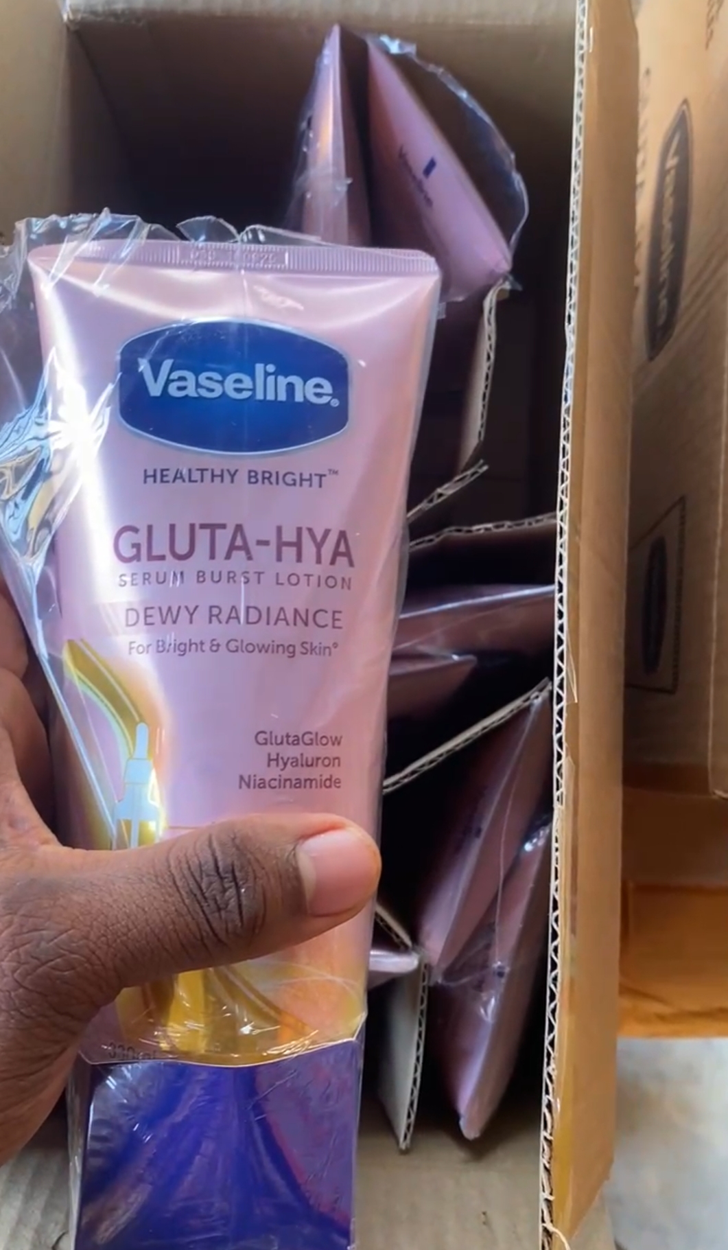 VASELINE GLUTA HYA